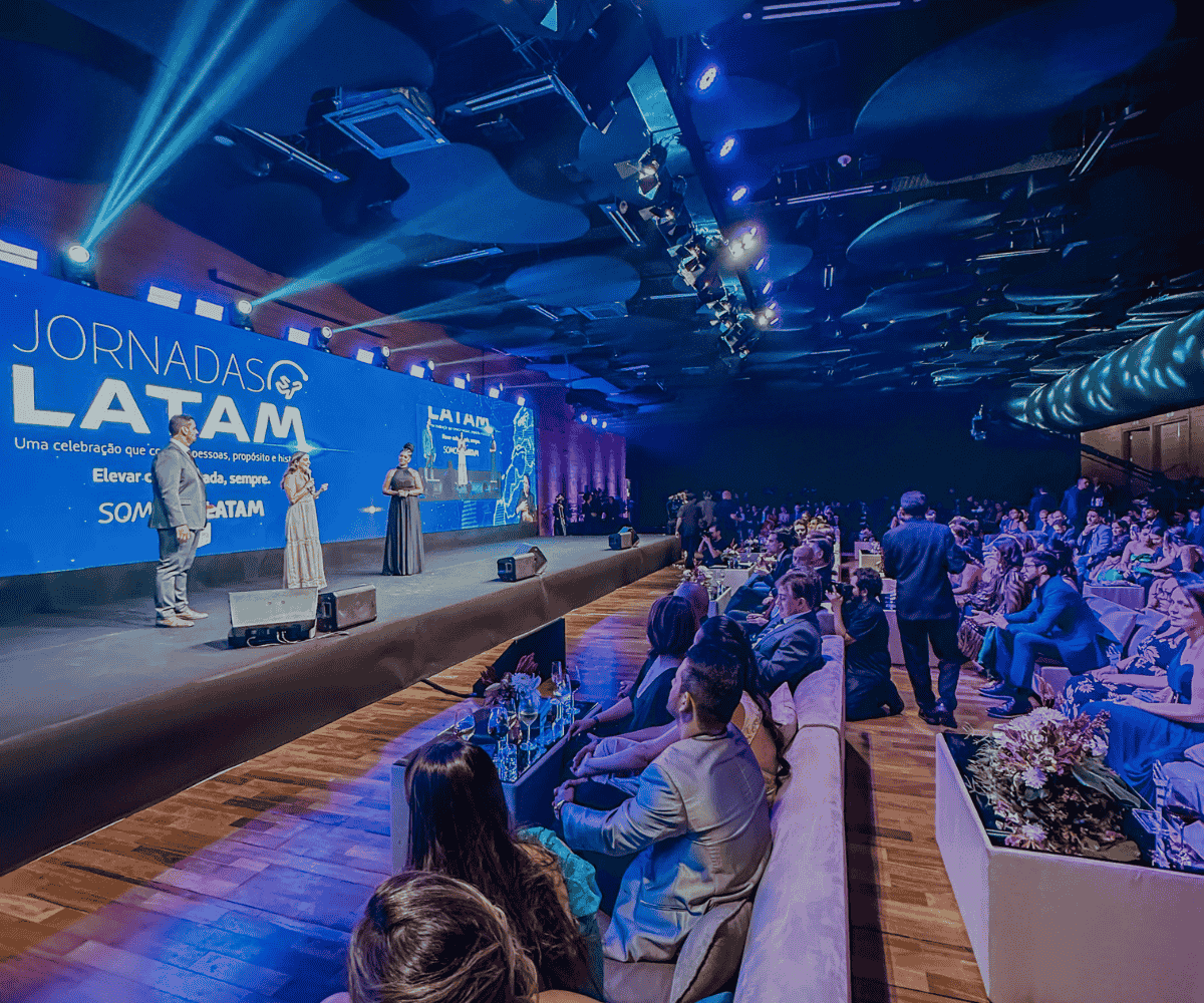 Fotos para artigos antigos (25) Participação em eventos da Latam produzido pela Bench Comunicação, com palco, apresentações e público.