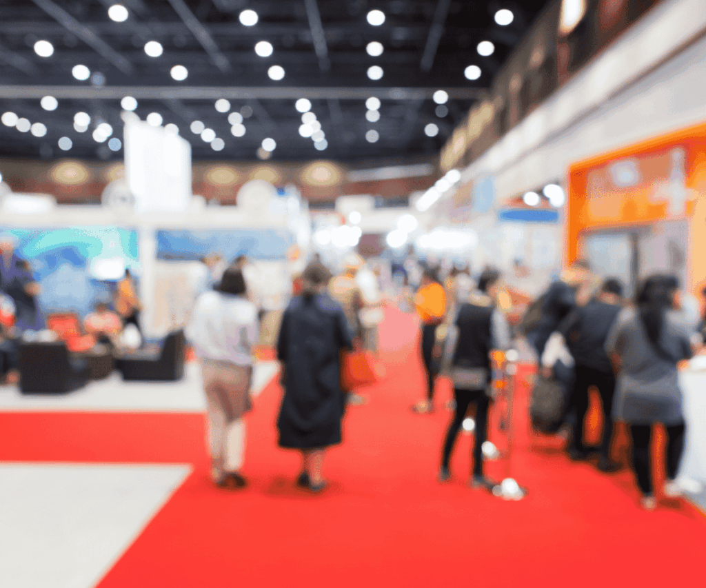 1 - Tendências para eventos corporativos O que vai atrair o público em 2025 (1) Tendências para eventos corporativos: público circulando por feira com estandes, ativações de marca e espaços de networking em pavilhão moderno.