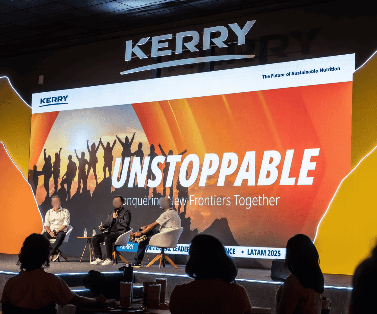 #5 - Convenção de Vendas em São Paulo Do Conceito à Realidade com uma Equipe Especializada (1) Convenção de vendas em São Paulo com executivos em painel de discussão no palco
