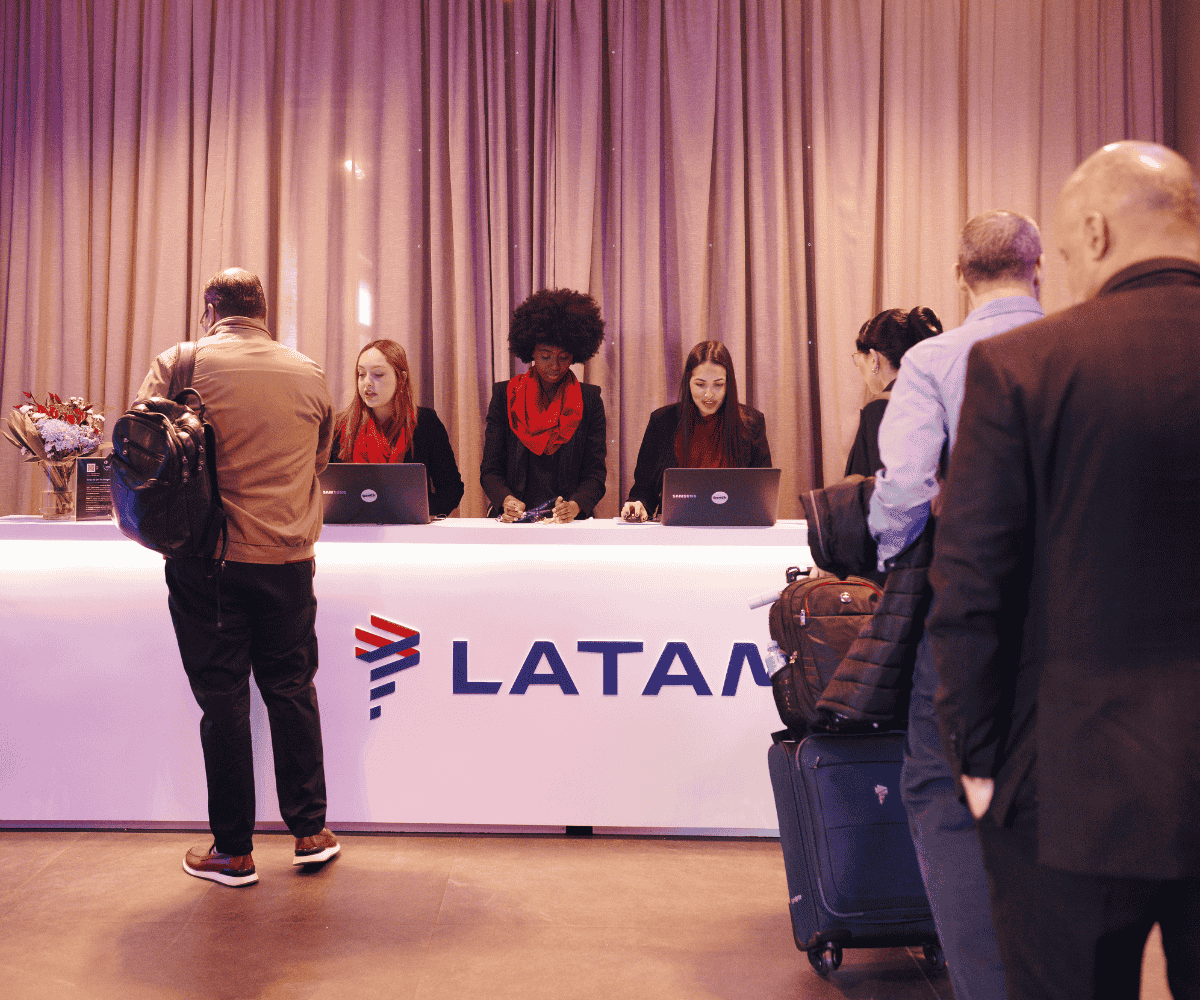 Equipe da Bench realizando o credenciamento de participantes durante a convenção de vendas da Latam.