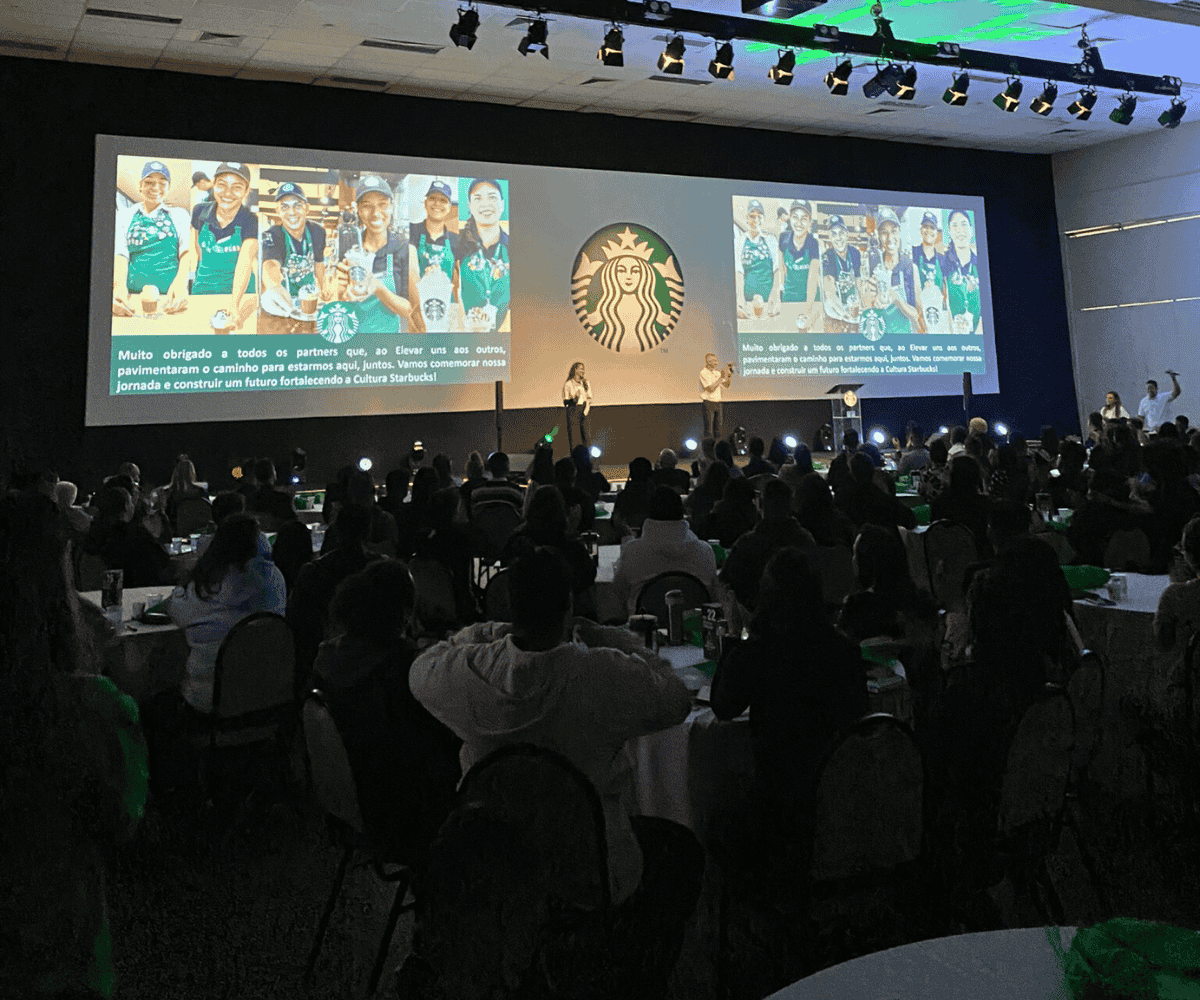 Convenção de vendas da Starbucks organizada pela Bench, com apresentação em palco para um grande público.