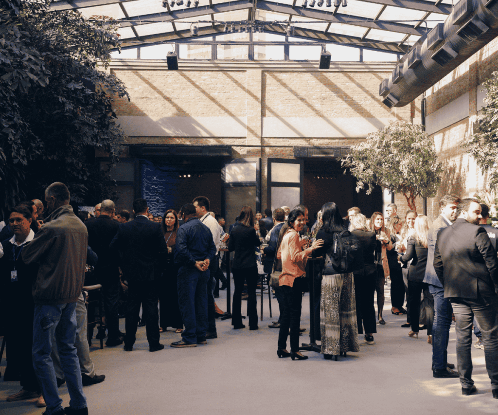 Fotos para artigos antigos Festa de final de ano corporativa com colaboradores reunidos em ambiente integrado, promovendo networking, celebração e interação entre equipes.