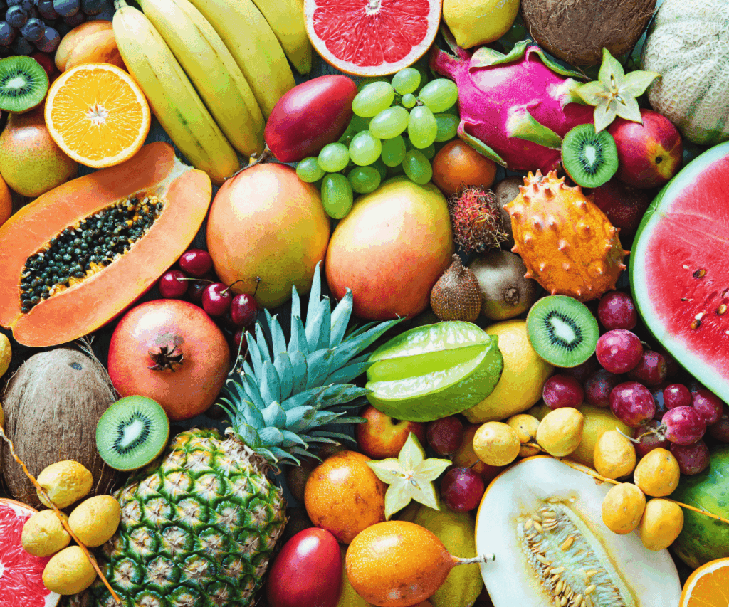 Marketing de Alimentos ilustrado por variedade de frutas frescas e coloridas, reforçando a promoção de alimentação saudável e natural.