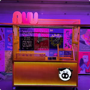 Ativação da marca NUU no Lolla Lounge by Vivo, com estande exclusivo, identidade visual marcante e experiência premium para o público do festival.