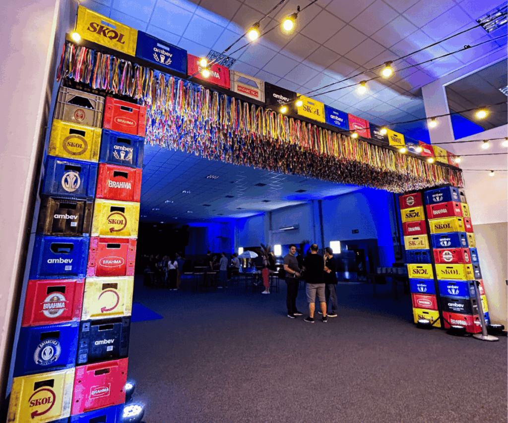 Decoração utilizada em cenário de evento corporativo - Acervo Bench Comunicação