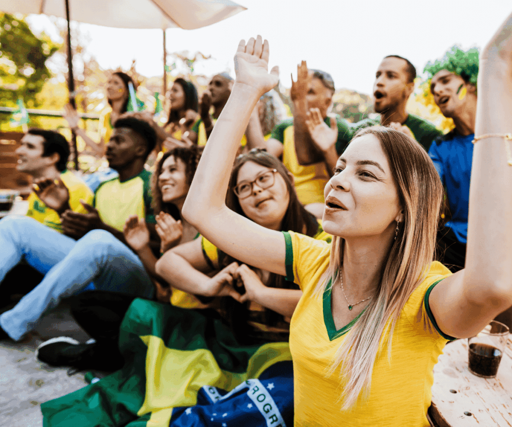 Colaboradores torcendo pelo Brasil em Watch Party realizada pela empresa - banco de imagens